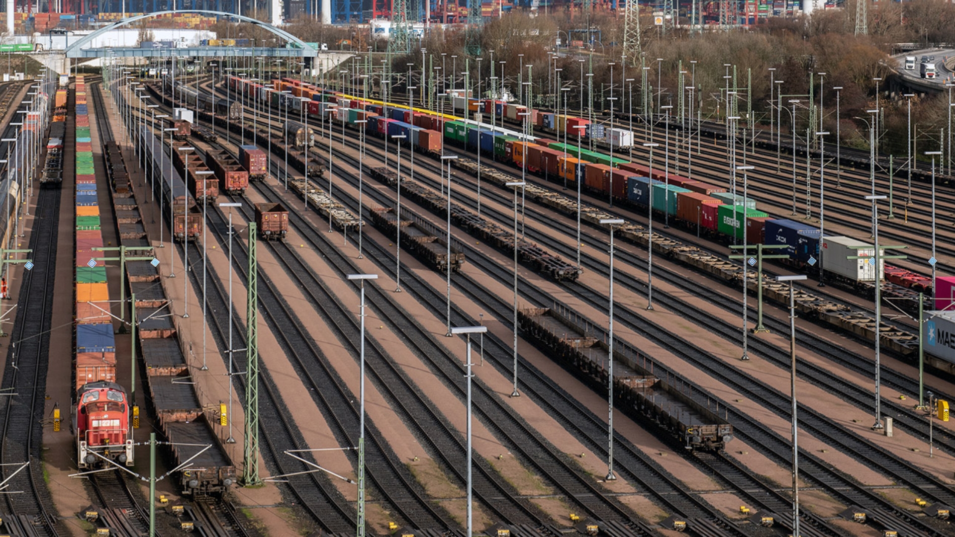 Güterzüge stehen im Hafenbahnhof Alte Süderelbe der Hamburg Port Authority.