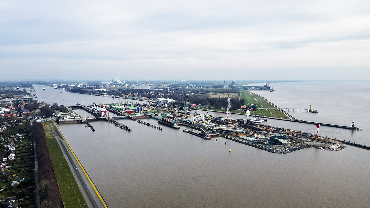 Eine Luftaufnahme mit Drohne zeigt den Hafen und die Schleuseninsel in Brunsbüttel.