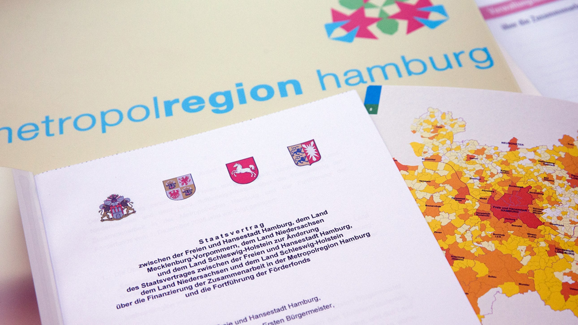 Eine Kopie des Staatsvertrags der Metropolregion Hamburgliegt in der Geschäftsstelle der Metropolregion Hamburg auf dem Tisch. 