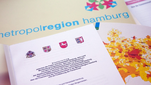 Eine Kopie des Staatsvertrags der Metropolregion Hamburgliegt in der Geschäftsstelle der Metropolregion Hamburg auf dem Tisch. 