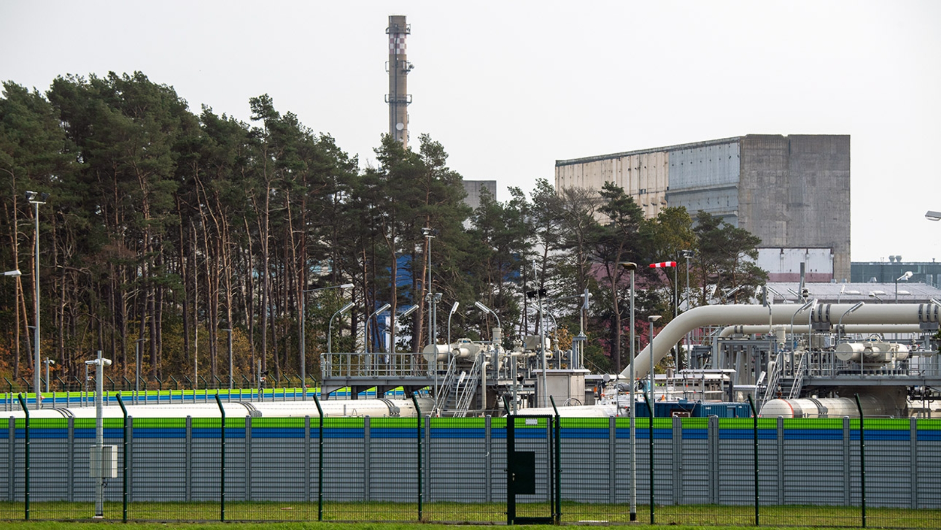 Blick auf Rohrsysteme und Absperrvorrichtungen in der Gasempfangsstation der Ostseepipeline Nord Stream 2 in Lubmin (Mecklenburg-Vorpommern).