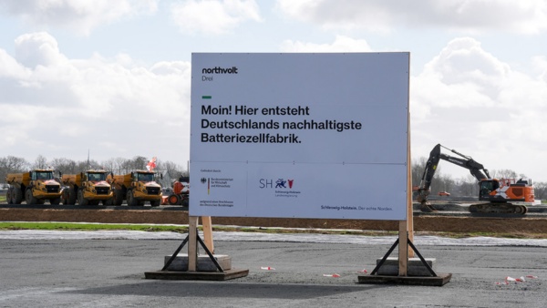 Northvolt Bauschild Baustelle Heide Symbolbild © Foto: dpa, Marcus Brandt Ein Bauschild steht zu Baubeginn auf dem Gelände der Batteriefabrik des schwedischen Unternehmens Northvolt bei Heide