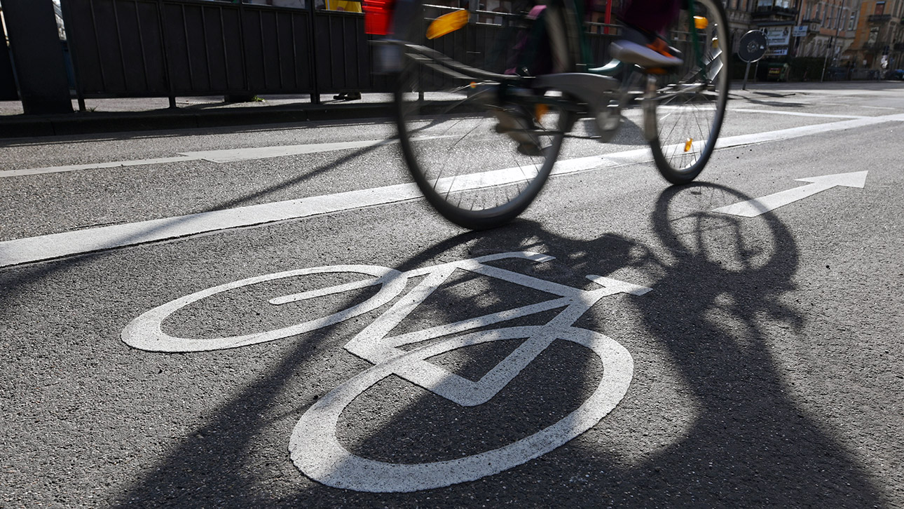 Ein Radfahrer fährt auf einem mit einem Fahrrad-Symbol gekennzeichneten Radweg.