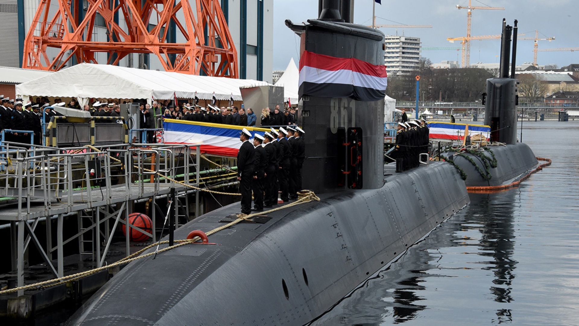 Besatzungsmitglieder stehen auf der Werft von ThyssenKrupp Marine Systems in Kiel auf einem U-Boot.