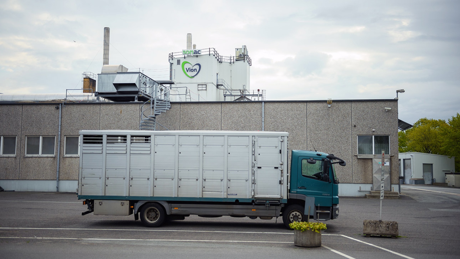 Ein Viehtransporter steht auf dem Betriebsgelände des Schlachthofes des niederländischen Lebensmittelproduzenten "Vion Food Group" in Bad Bramstedt.