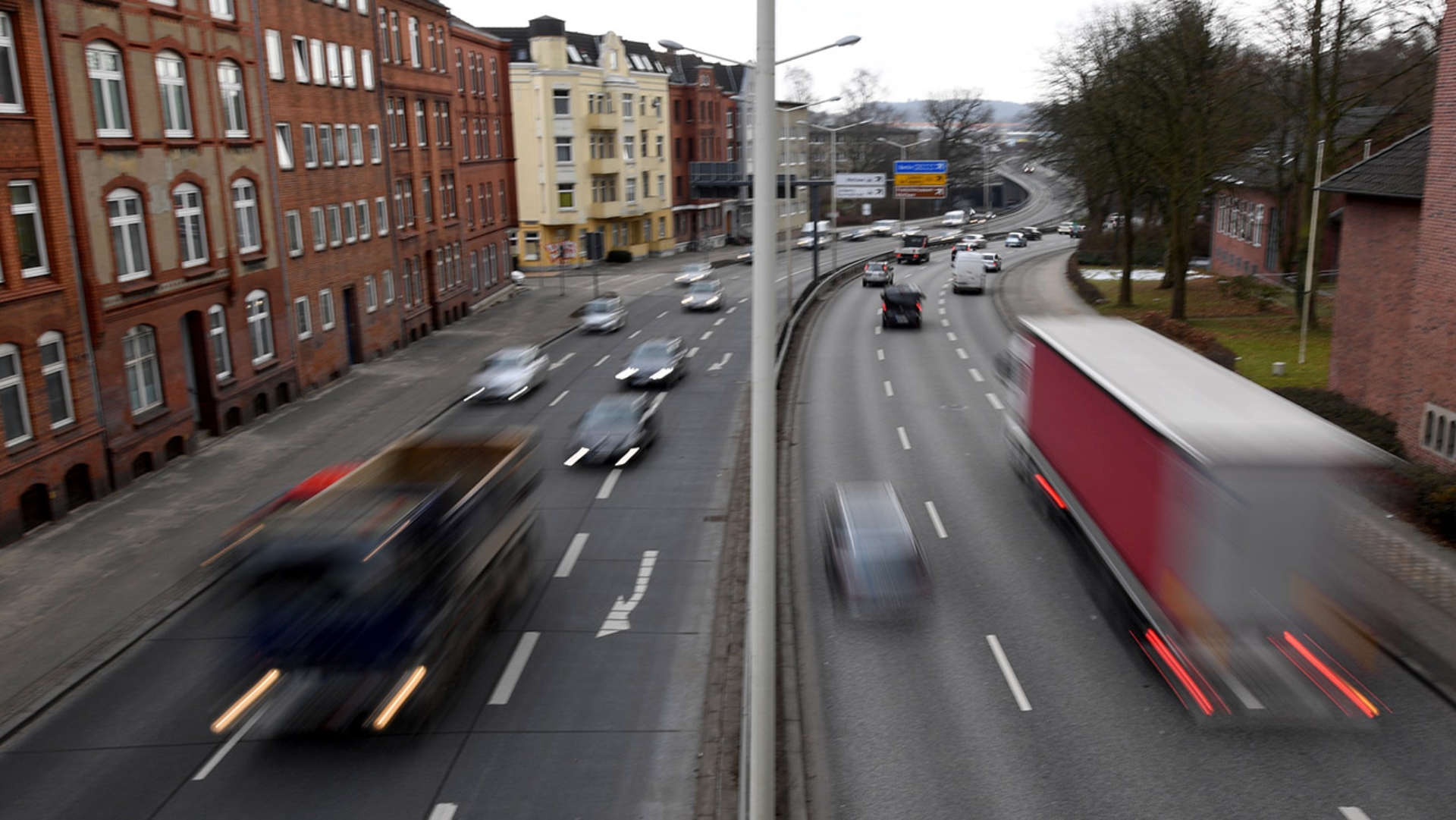 Autos und Lastwagen fahren auf dem Theodor-Heuss-Ring in Kiel.