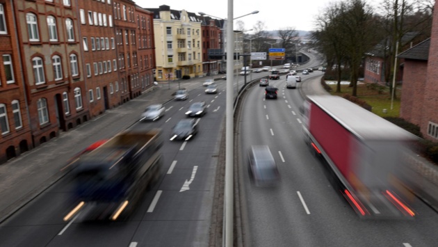 Autos und Lastwagen fahren auf dem Theodor-Heuss-Ring in Kiel.