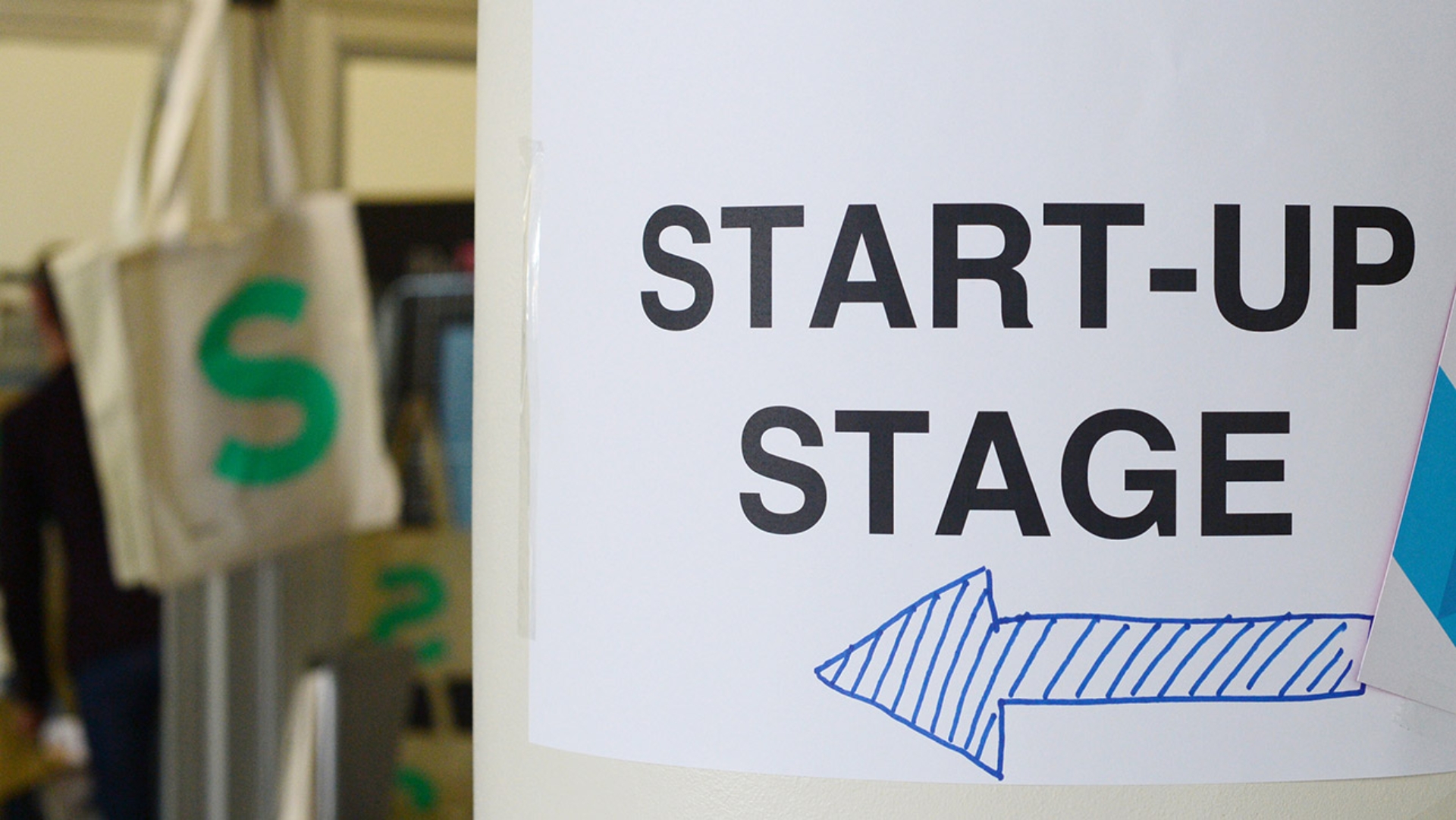 Ein Pfeil zeigt auf der Digital-Konferenz Next Berlin 2013 den Weg zur Bühne für Start-ups.