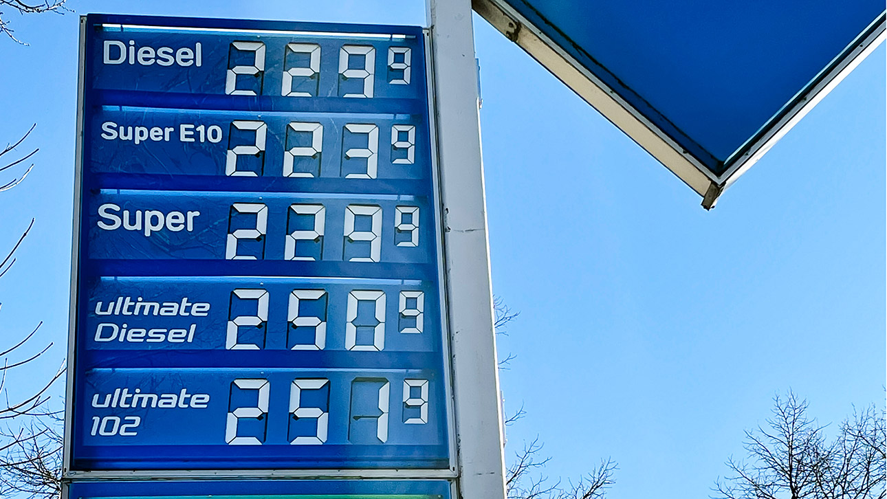 Die aktuellen Benzin- und Dieselpreise werden an einer Kieler Tankstelle angezeigt.