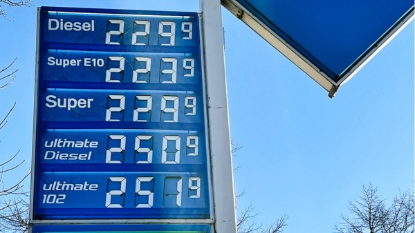 Tankstelle Spritpreise Benzinpreis Illustration Ukraine Krieg © Foto: dpa, Frank Molter Die aktuellen Benzin- und Dieselpreise werden an einer Kieler Tankstelle angezeigt.