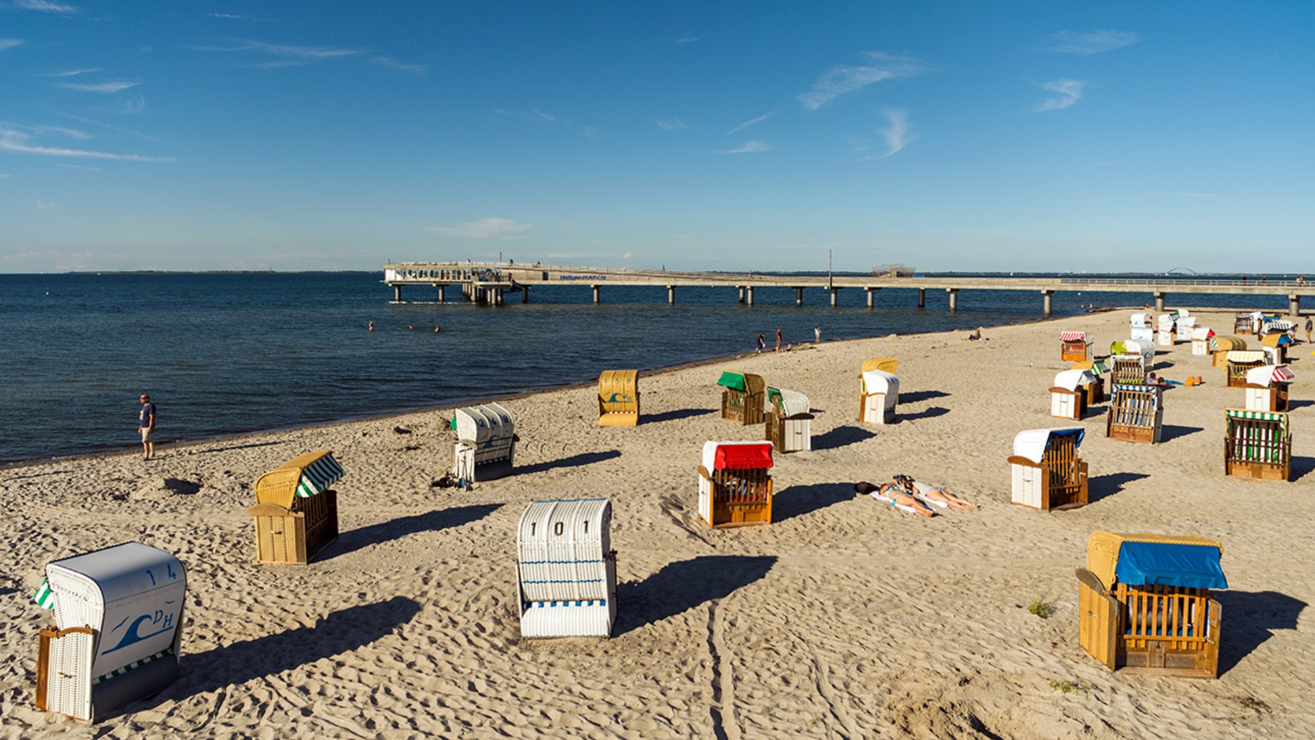 Badegäste genießen in Heiligenhafen am Strand die Sonne.