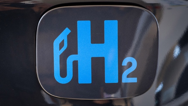 "H2" steht an einer Wasserstofftankstelle auf einer Tankklappe. 