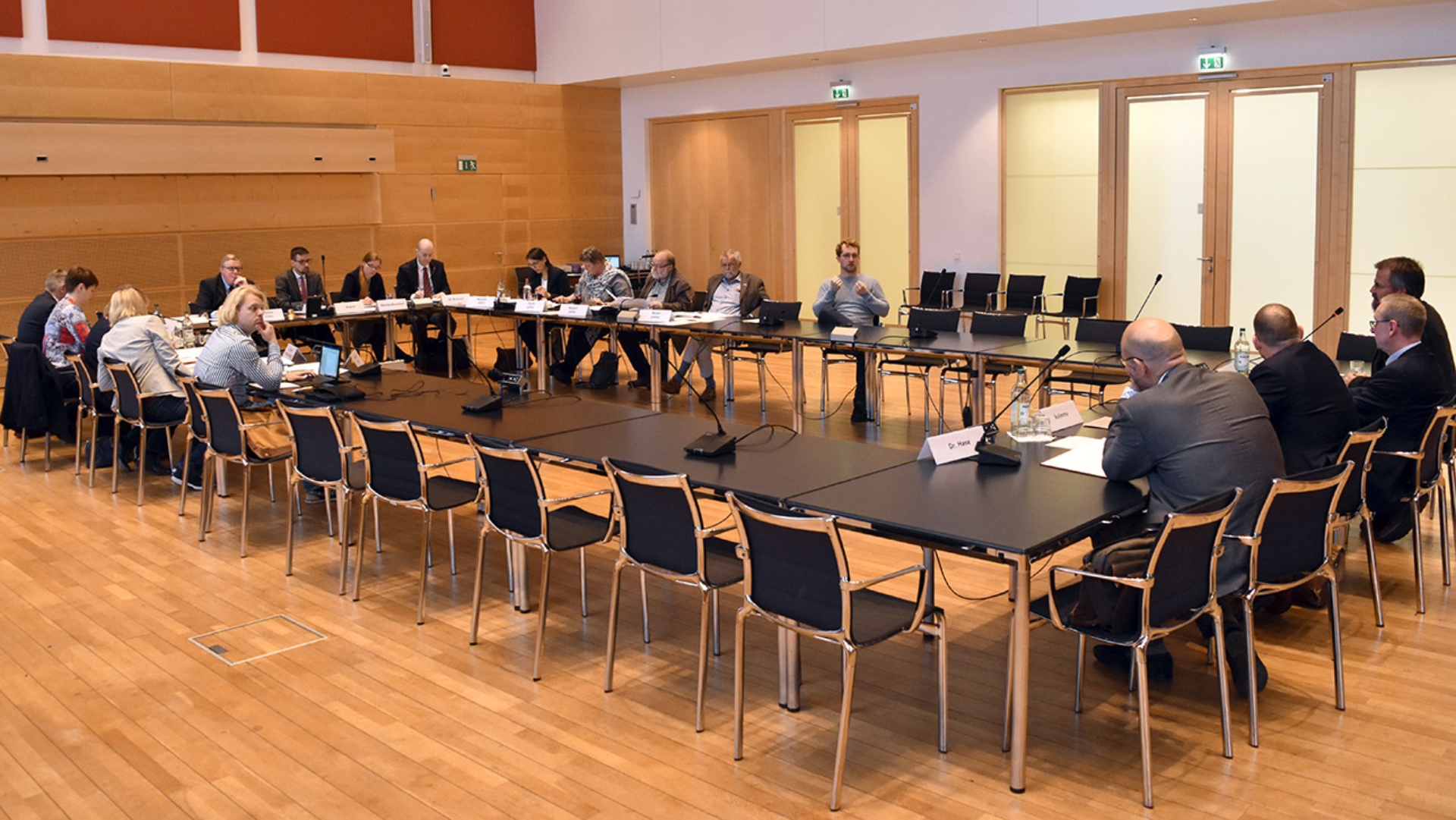 Der Sozialausschuss tauscht sich in einer Sitzung mit Experten über das Thema bürgerfreundliche Sprache aus.