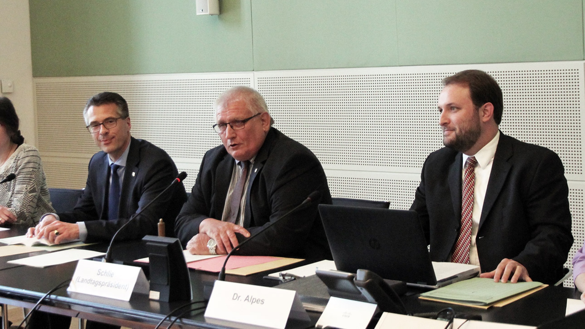 Landtagspräsident Klaus Schlie eröffnet die konstituierende Sitzung des Untersuchungsausschusses im großen Ausschusssaal des Landtages. Neben im sitzen Ausschuss-Geschäftsführer Morten J. Alpes und Verwaltungsdirektor Utz Schliesky.