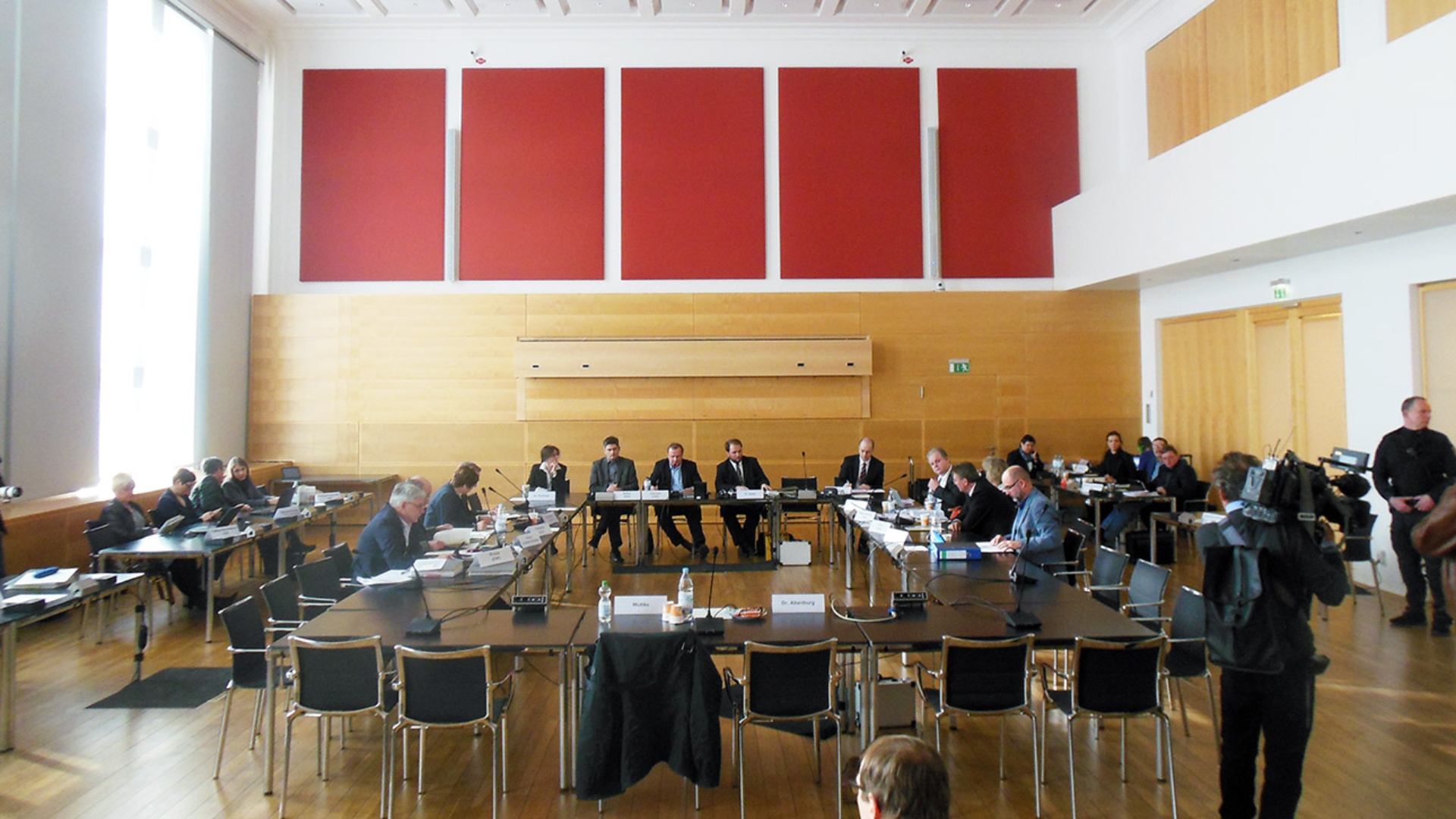 Kurz vor Beginn des Untersuchungsausschusses werden die im halbrund sitzenden Abgeordneten gefilmt und fotografiert.