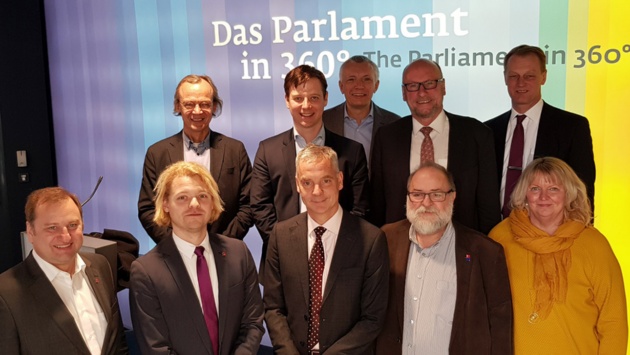 Europaausschuss Reise Berlin März 2019 © Foto: Landtag Die Mitglieder des Europaausschusses stehen in Fotostudio in Berlin. Im Hintergrund steht auf einer Leinwand Parlament in 360 Grad.