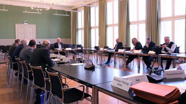Die Ausschussmitglieder hören dem Politikwissenschaftler Markus Linden zu, der ein Referat hält.