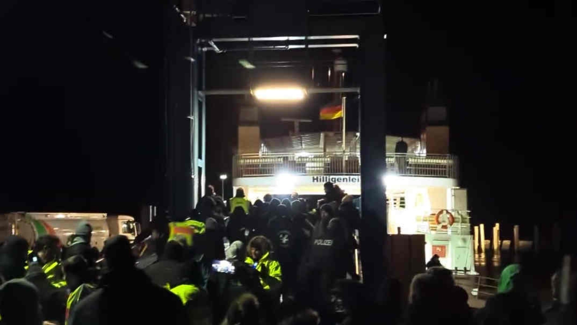 Bauern hindern Bundeswirtschaftsminister Robert Habeck am Verlassen einer Fähre