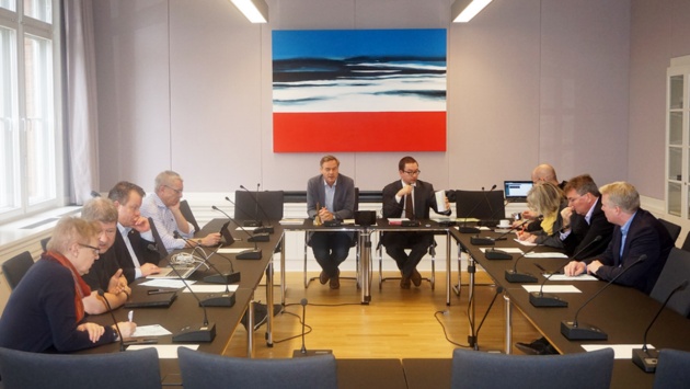 Die Landtagsabgeordneten aus Schleswig-Holstein sitzen bei ihrer Sitzung des Ausschusses für die Zusammenarbeit mit Hamburg in einem Ausschusssaal im Kieler Parlament zusammen.