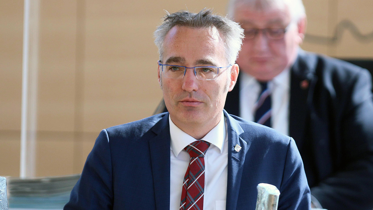 Der CDU-Abgeordnete Tim Brockmann hält eine Rede im Plenarsaal des Schleswig-Holsteinischen Landtages.