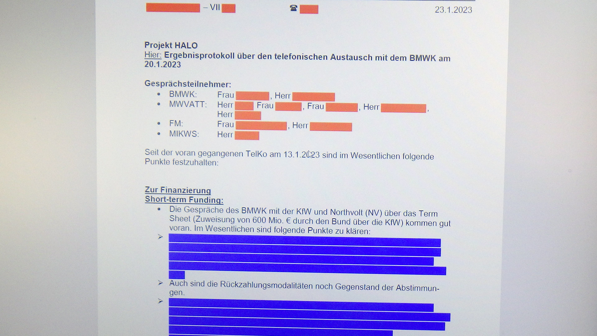 Das Bild zeigt unterschiedliche farbliche Schwärzungen in einem Dokument 