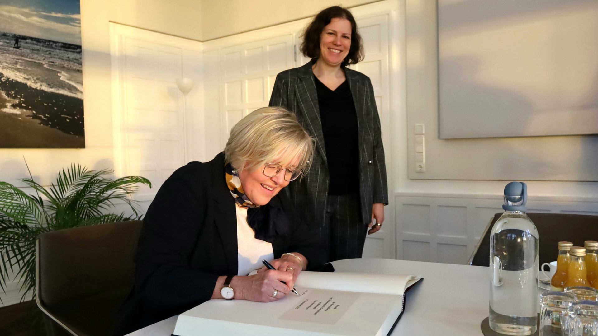 Eintrag ins Gästebuch des Schleswig-Holsteinischen Landtages: Die Deutsche Botschafterin im Königreich Dänemark, Anke Meyer