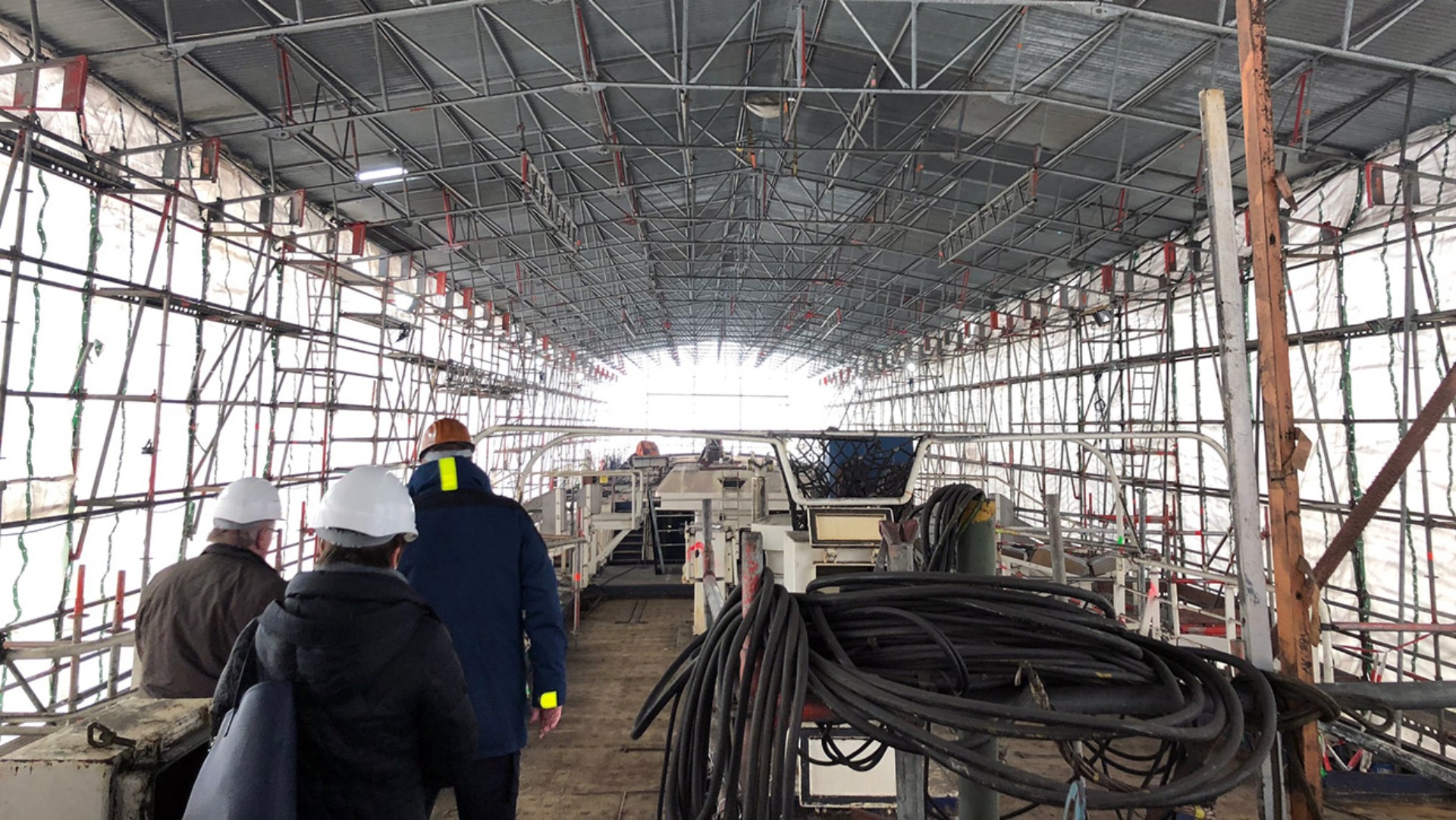 Das Oberdeck der „Gorch Fock“, die zurzeit in Bremerhaven generalüberholt wird, ist kaum wieder zu erkennen. Geschützt von einem riesigen Gerüst ist das Deck mit Arbeitsmaterialen übersät. Mit einem Helm auf dem Kopf besichtigt Landtagspräsident Klaus Schlie die Arbeitsstätte.