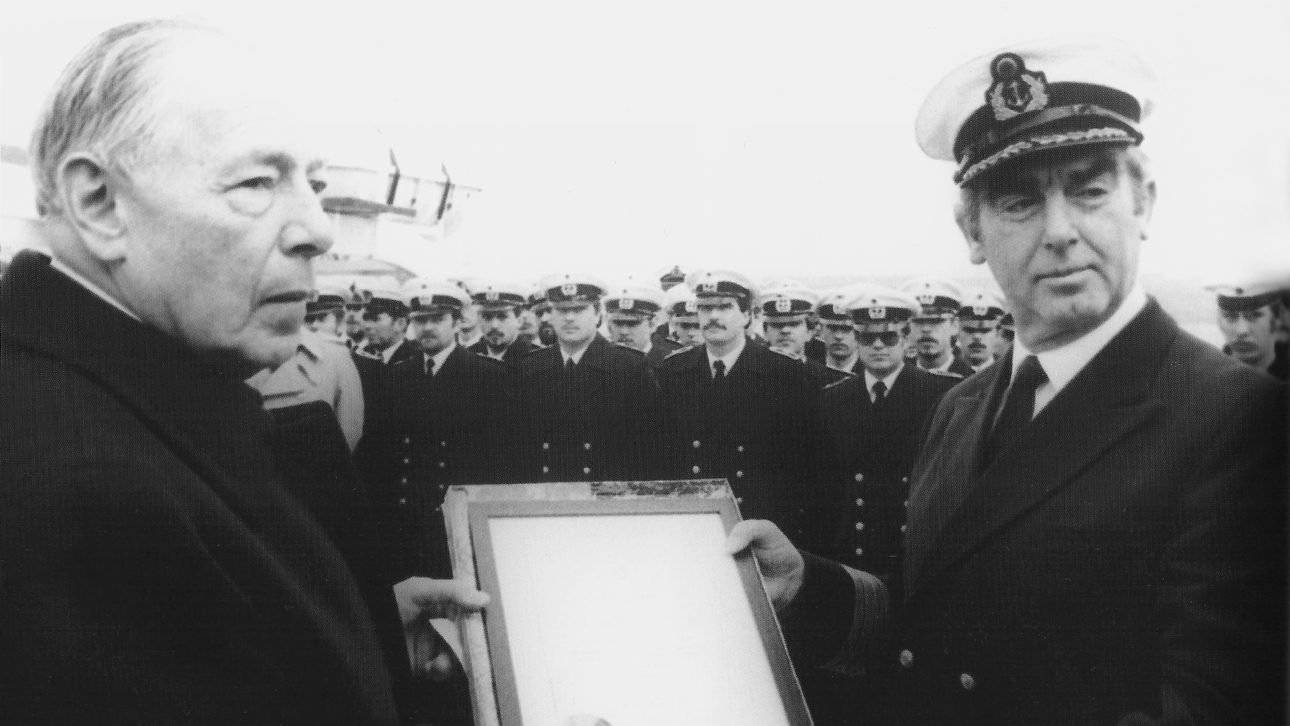 Landtagspräsident Dr. Helmut Lemke übergibt die Patenschaftsurkunde an den Kommandanten Kapitän z.S. Horst-Helmut Wind (1982).