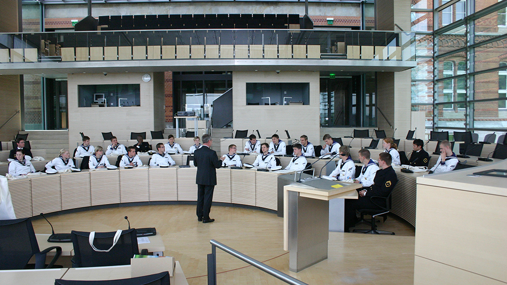 Offizieranwärter der Marineschule Mürwik im Mai 2010 zu Gast im Landtag. Jeder angehende Marineoffizier in Mürwik absolviert eine Ausbildungsreise auf der „Gorch Fock“.