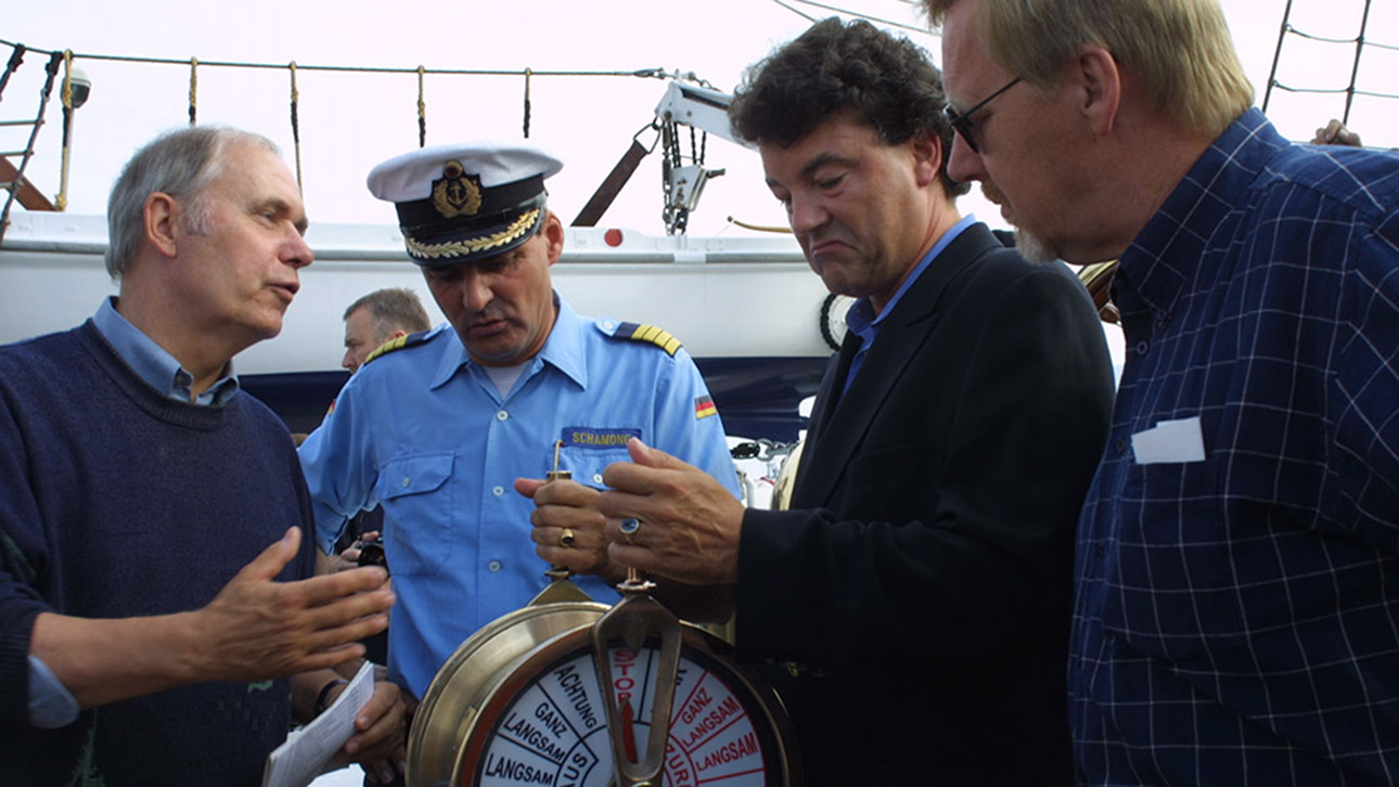 Die „Gorch Fock“ bekam vom Schleswig-Holsteinischen Landtag einen Maschinentelegraphen geschenkt, der aus der Zeit der Indienststellung des Schiffes (1958) stammte. Hier erläutern Kommandant John Schamong und Protokollchef Jörg Alter dem etwas skeptisch blickenden Vizepräsidenten Thomas Stritzl und dem Parlamentarischen Geschäftsführer der SPD-Landtagsfraktion Holger Astrup die Funktion des formschönen Instrumentes. (von links nach rechts: Jörg Alter, John Schamong, Thomas Stritzl und Holger Astrup, Aufnahme aus dem Jahr 2001)