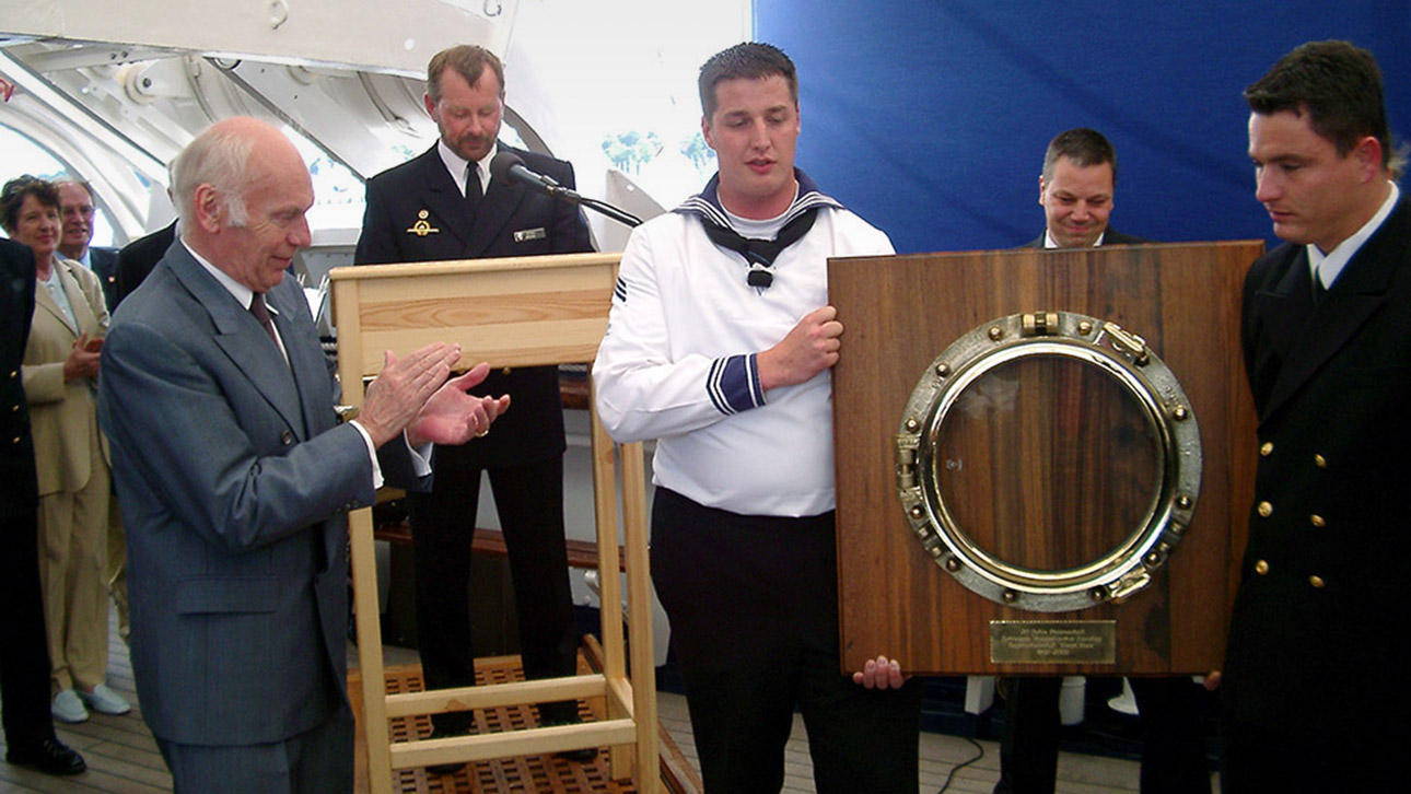 Das 20-jährige Bestehen der Patenschaft wurde im Rahmen eines Kieler-Woche-Empfangs auf der „Gorch Fock“ am 27. Juni 2002 mit mehr als 300 Gästen gefeiert. Hier wir dem Schleswig-Holsteinischen Landtag ein im Jahr 2000 ausgebautes Bullauge des Segelschulschiffes als Geschenk überreicht. (links: Landtagspräsident Heinz-Werner Arens, in der Mitte: Kommandant Kapitän z.S. Michael Brühn)