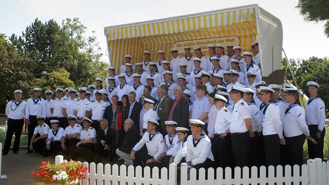 Um der Besatzung der „Gorch Fock“ für ihre Arbeit zu danken, lädt der Landtag die Crew zur traditionellen „Fahrt ins Land“ – 2011 ging es in den Hansa-Park nach Sierksdorf (Kreis Ostholstein). Zusammen mit Abgeordneten ließ die 100-köpfige Mannschaft die Kajüten einen Tag hinter sich und genoss Achterbahnfahrten und Erlebnis-Shows.