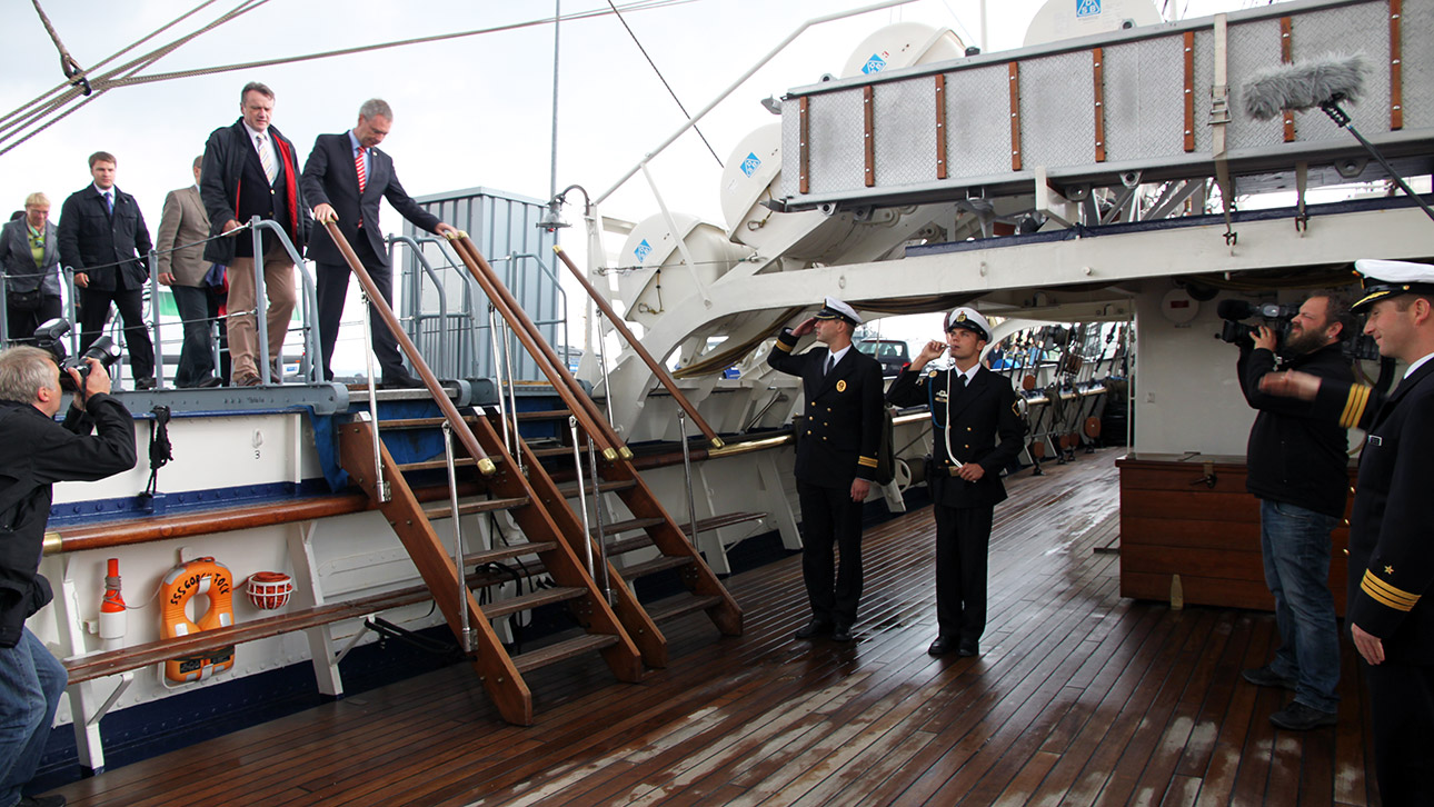 Landtagspräsident Torsten Geerdts (2009-2012) und Abgeordnete besuchen die „Gorch Fock“ während der Kieler Woche 2011.