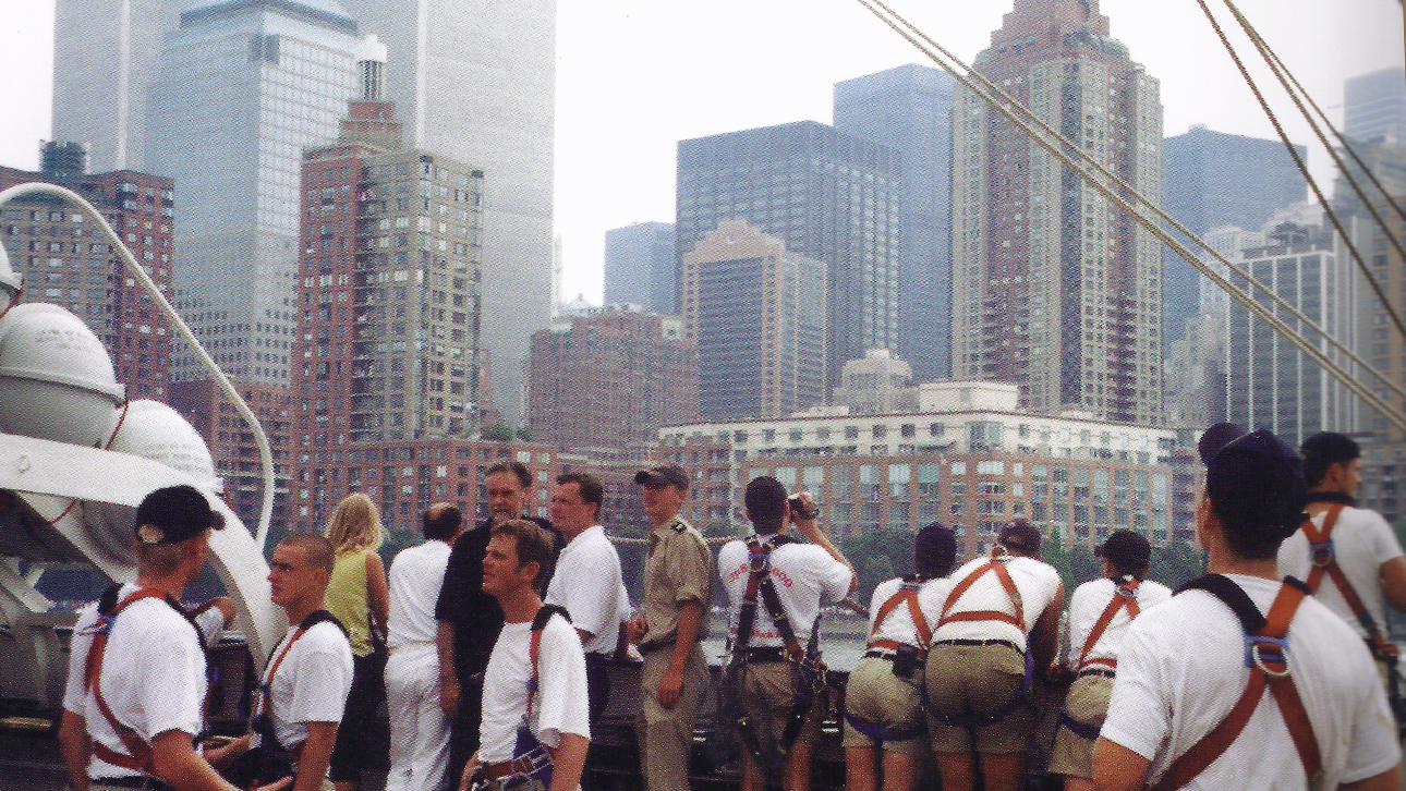  Mit Abgeordneten und Vertretern der Stadt Kiel an Bord: Millennium-Parade 2000 vor der Skyline von New York.