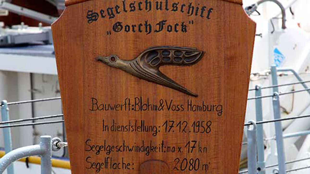Eine Informationstafel an Bord der „Gorch Fock“ gibt Auskunft über das Schiff.
