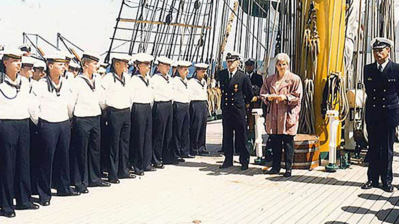 Landtagspräsidentin Lianne Paulina-Mürl (1987–1992) begrüßt die angetretene Besatzung der „Gorch Fock“ (1988). Links Kapitän zur See Immo von Schnurbein, rechts Fregattenkapitän Thomas Hering (IO).