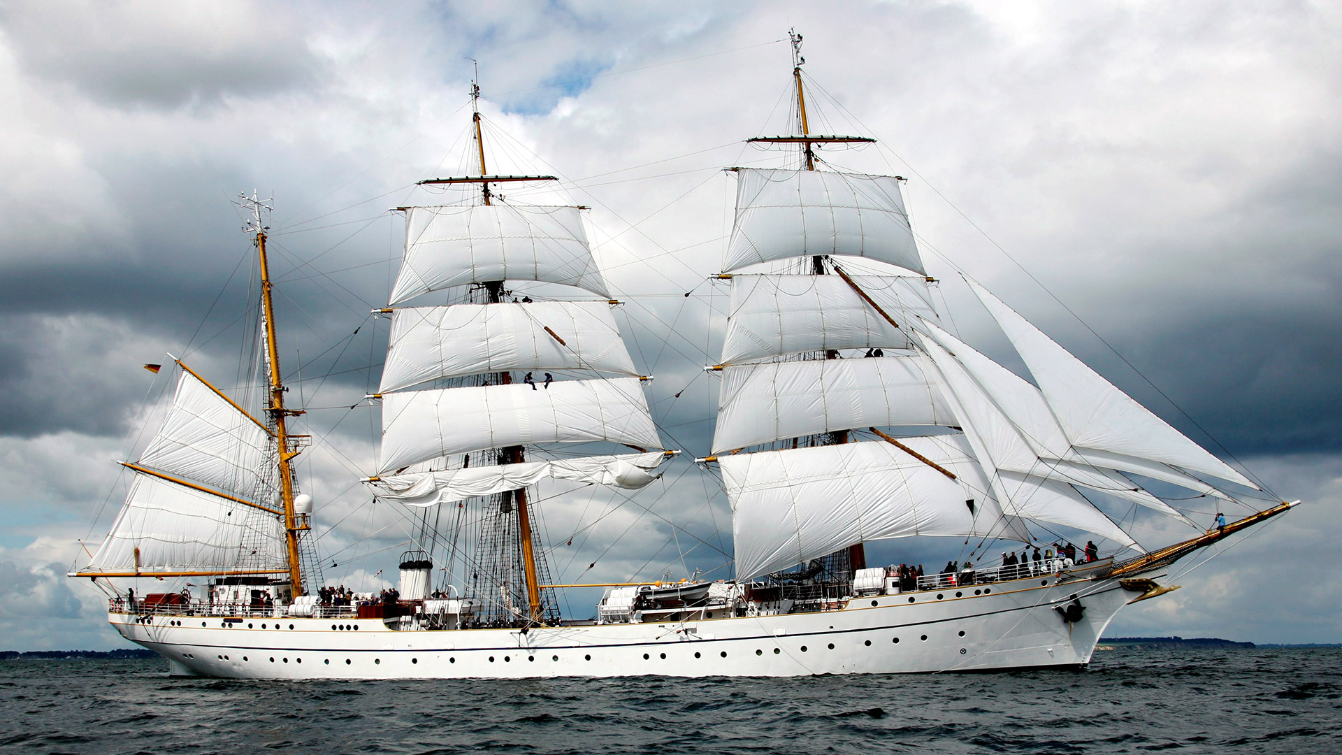 Die  „Gorch Fock“ unter Segeln auf der Kieler Förde