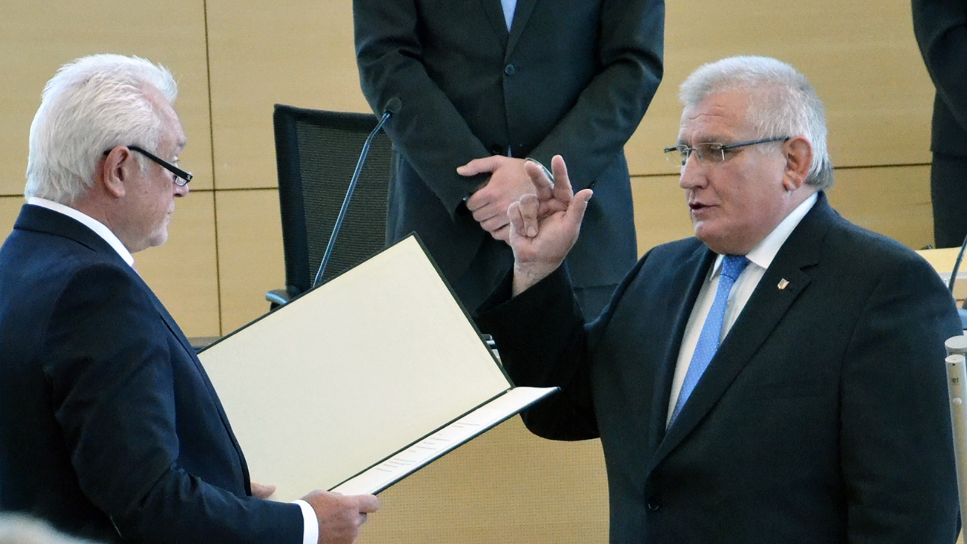 Landtagspräsident Klaus Schlie spricht den Amtseid, den ihm Alterspräsident Wolfgang Kubicki abnimmt.