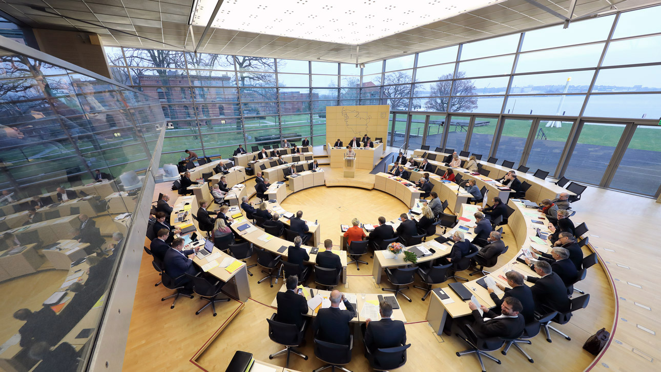 Der 19. Schleswig-Holsteinische Landtag tagt im Plenarsaal.