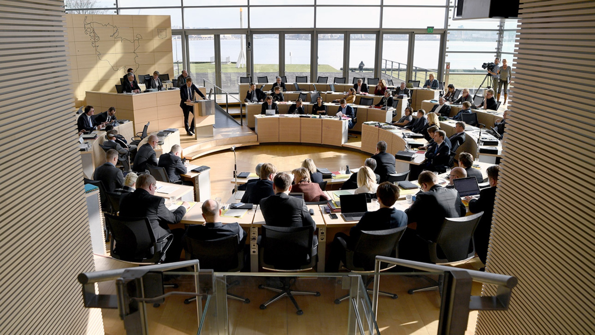 Blick in den Plenarsaal mit Abgeordneten