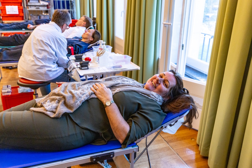 Landtagsvizepräsidentin Beate Raudies bei ihrer ersten Blutspende