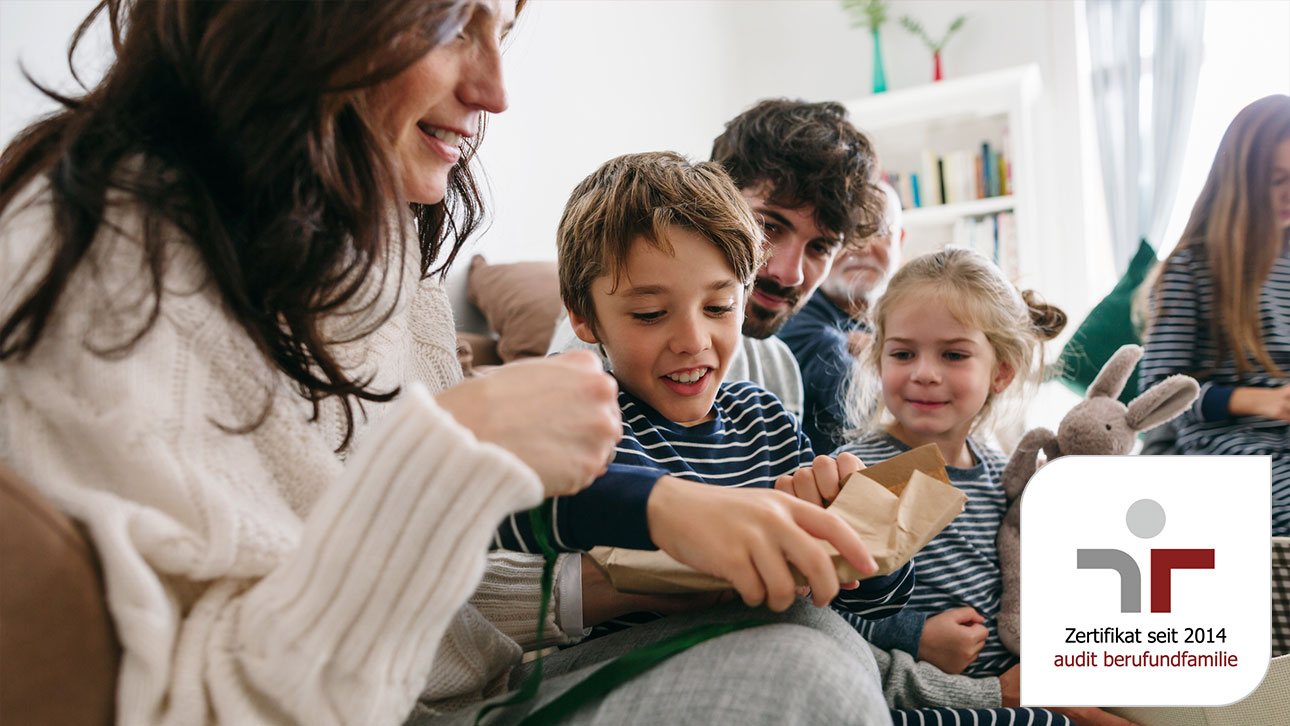 Familienszene Sofa BerufuFamilie