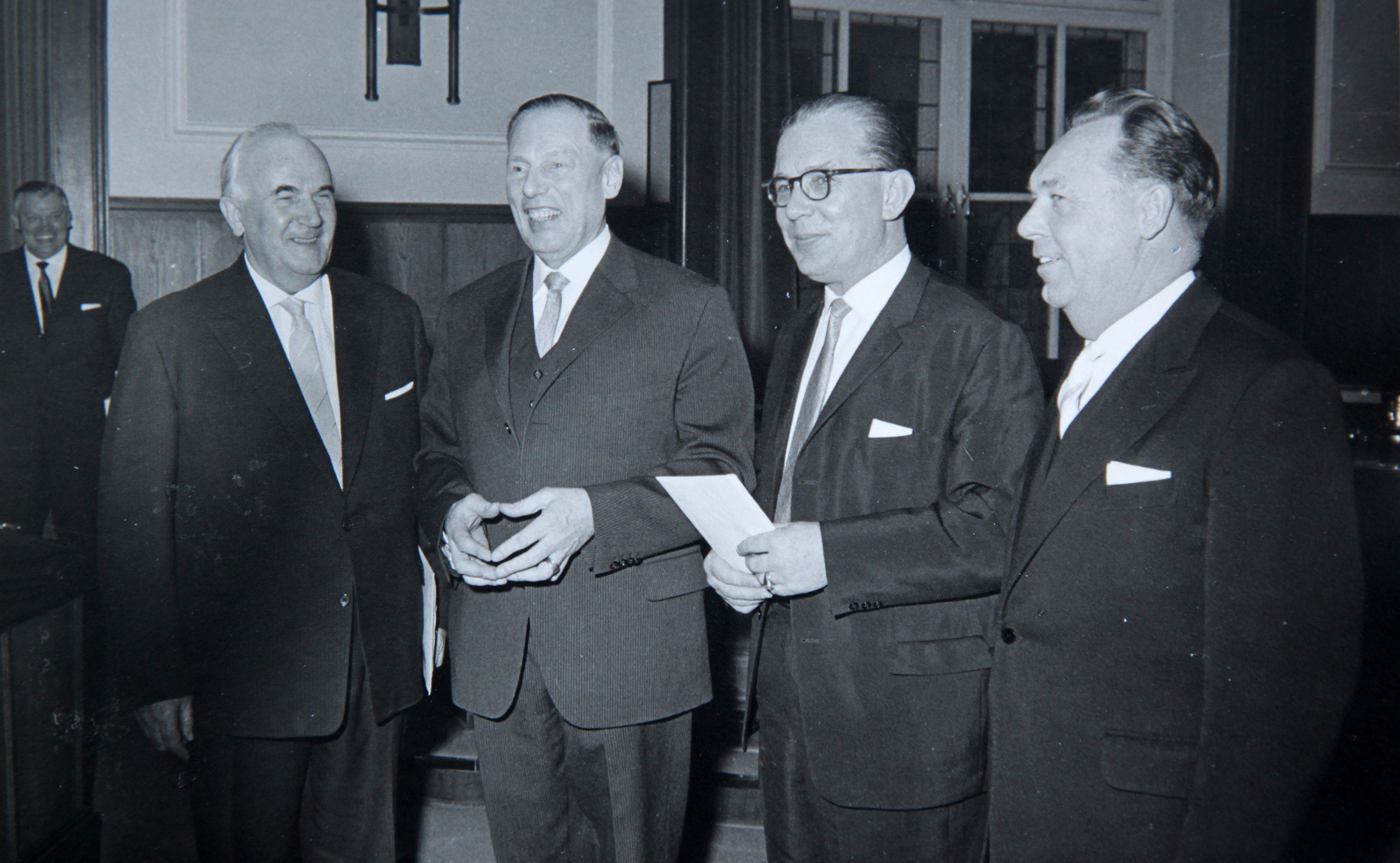 1958: v.l.n.r.:  Oppositionsführer Wilhelm Käber (SPD) Innenminister Helmut Lemke (CDU), Ministerpräsident Kai-Uwe v. Hassel (CDU), Berthold Bahnsen (SSW)
