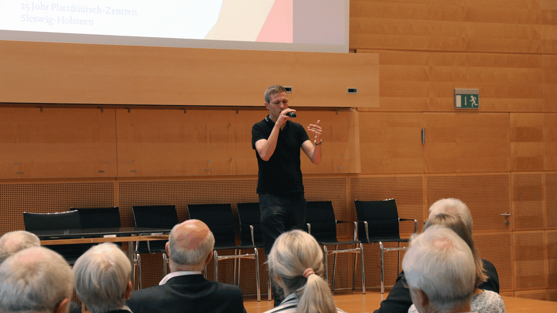 Rapper „LPP 143“ aus Kiel-Gaarden bei der Feierstunde zu 25 Jahren Plattdeutsch-Zentren.