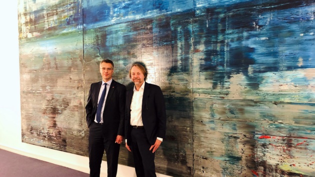 Landtagsdirektor Utz Schliesky (l.) und der Künstler Robert Niesse vor seinem Ölgemälde