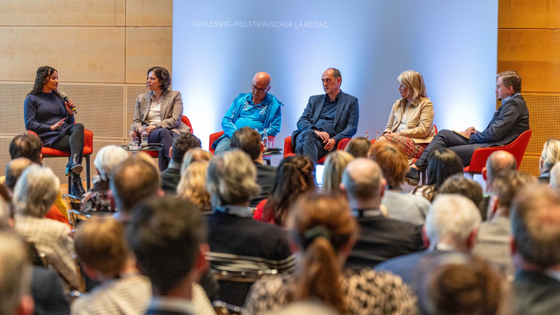 Ein voller Saal bei der dritten Podiumsdiskussion Politik trifft Sport