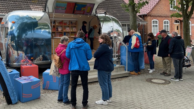 Besucher am Landtagsmobil beim Rapsblütenfest in Petersdorf auf Fehmarn