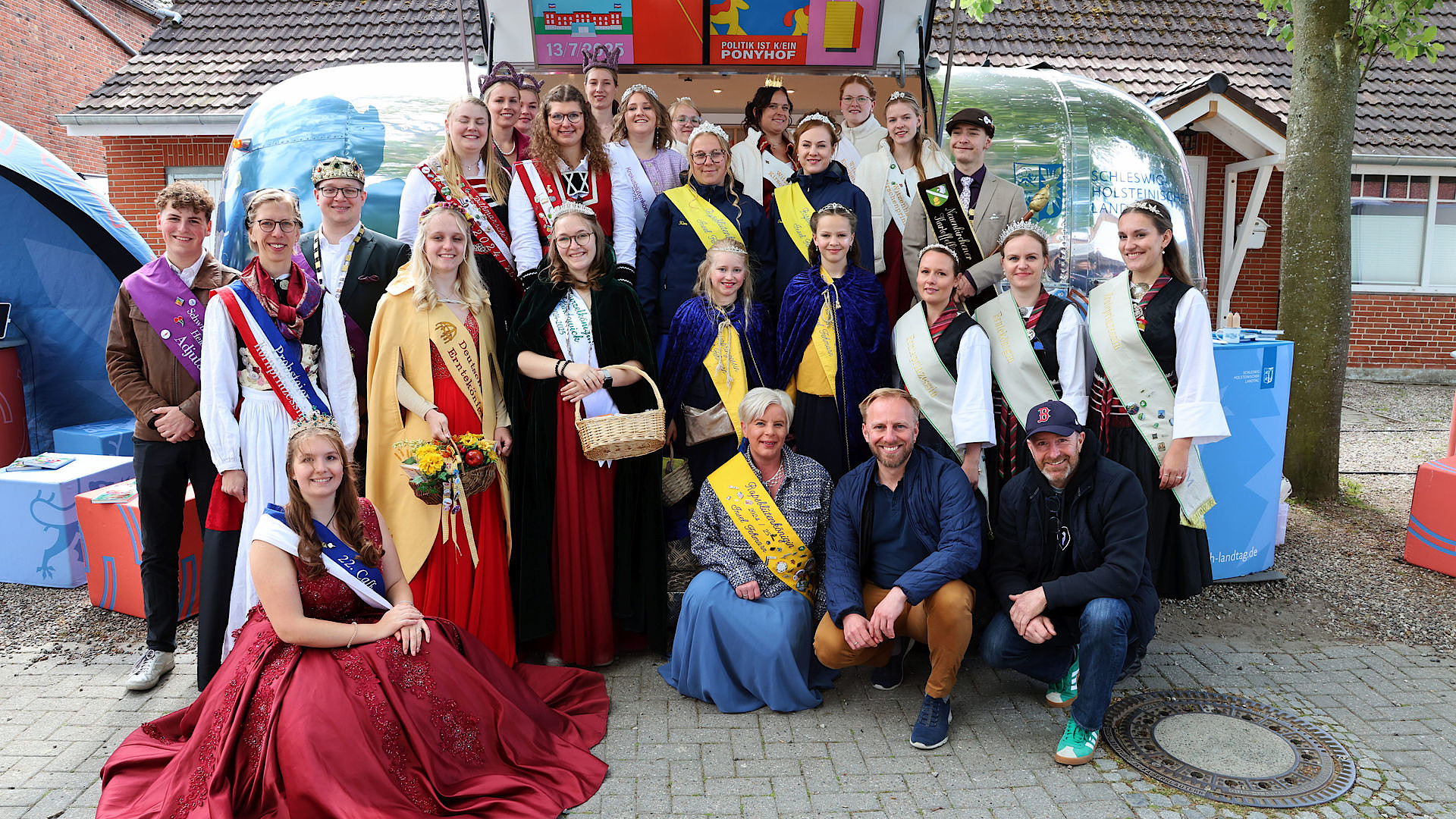 Royaler Besuch am Landtagsmobil auf dem Rapsblütenfest auf Fehmarn.