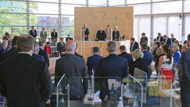 Der Landtag gedenkt des Kriegsendes vor 75 Jahren im Plenarsaal. Die Abgeordneten haben sich zu einer Gedenkminute erhoben.