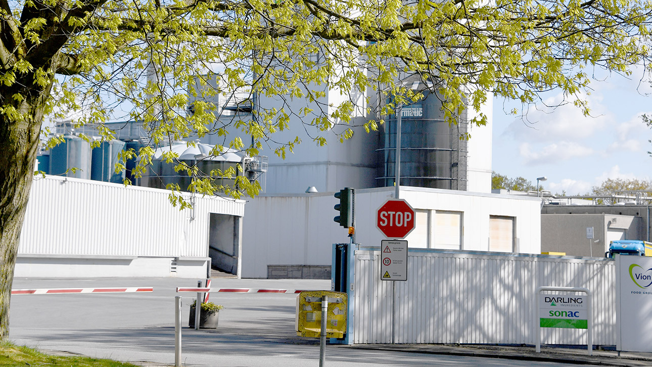 Die Einfahrt zu dem Schlachthof ist geschlossen. Der Schlachthofbetreiber Vion hat die Produktion gestoppt, nachdem bei 51 Mitarbeitern eine Infektion mit dem Coronavirus festgestellt wurde.